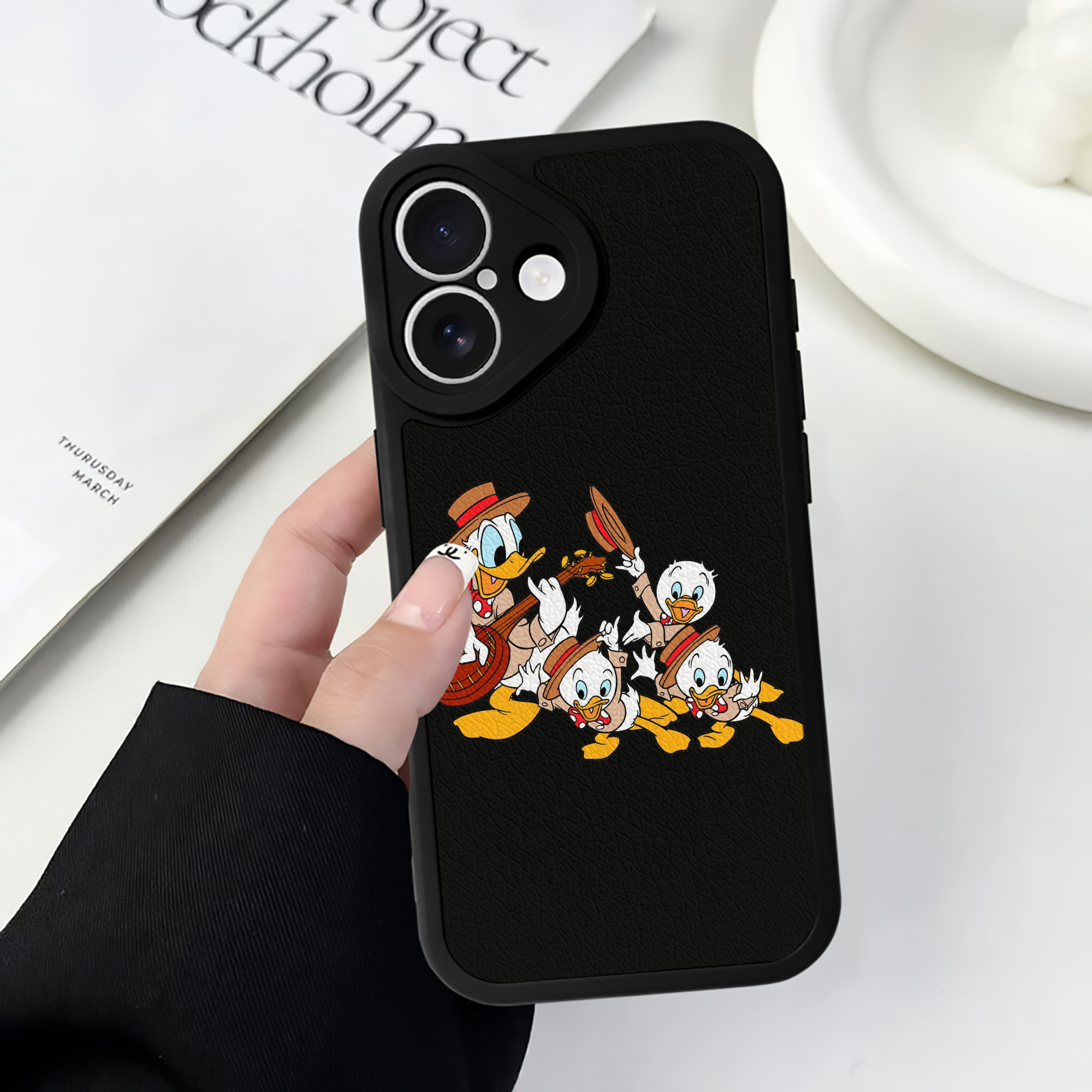 （画像用） ミッキーマウス Mickey Mouse 【iPhone 16シリーズ対応】シリコンスマホケース（レザー調） 材質：シリコン